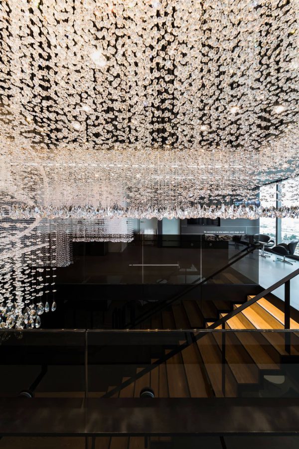 طرح داخلی سقف راه پله های دفتر مرکزی بنز تایلند با لوستری با طرح ستاره - اسیستانت آس دیزاین