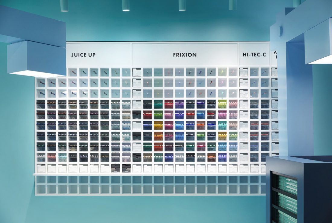 قفسه رنگ های فروشگاه برند پایلوت - تحریریه آس دیزاین