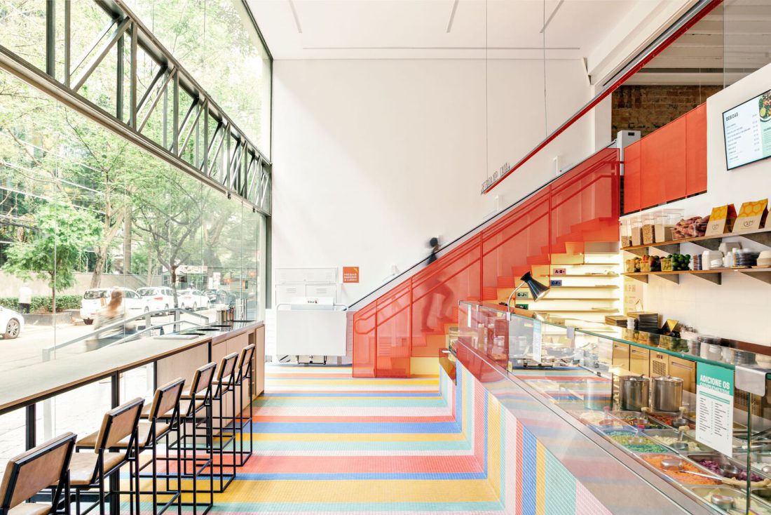 طراحی رستوران راه پله نارنجی رنگ - تحریریه آس دیزاین