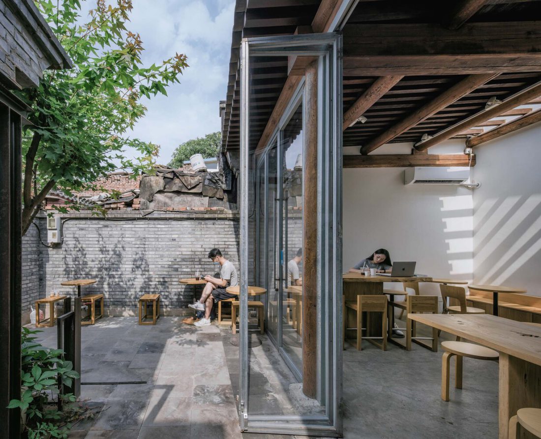ترکیب فضای بیرونی و داخلی کافه - تحریریه آس دیزاین