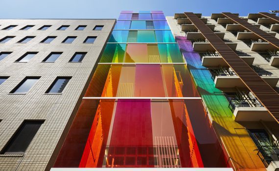 طراحی ساختمان اداری خاص با رنگین کمان عمودی - تحریریه آس دیزاین
