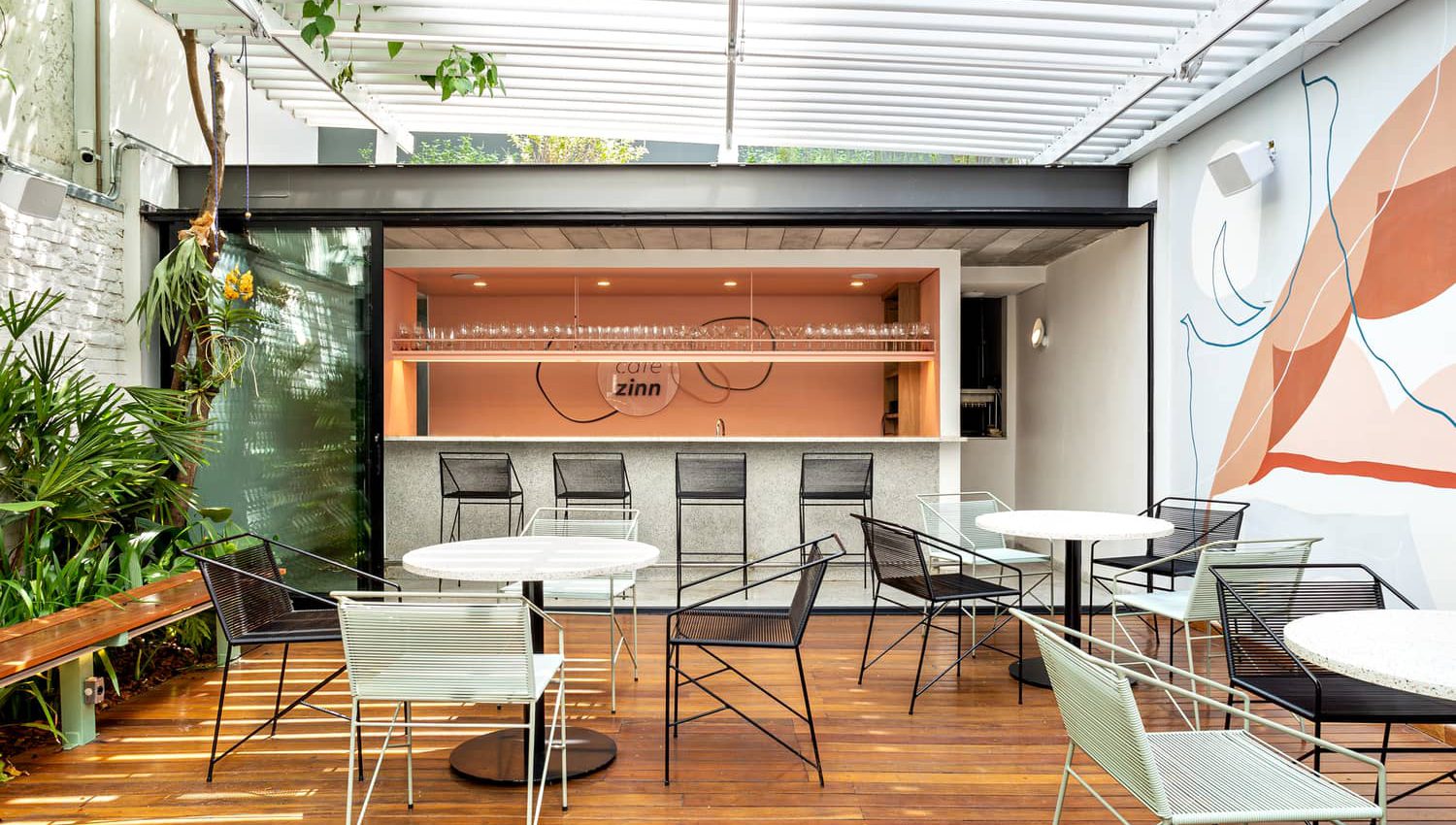 طراحی کافه کوچک با فضای بسته و باز - تحریریه آس دیزاین