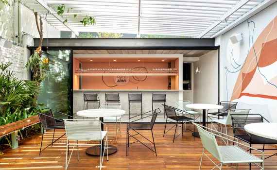 طراحی کافه کوچک با فضای بسته و باز - تحریریه آس دیزاین